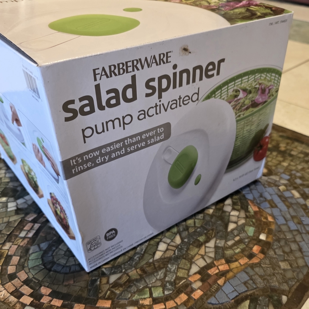 NIB Farberware White and Green Pump-Activated Salad Spinner